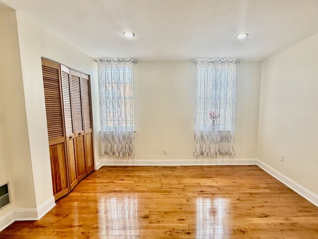 Building Photo - SPACIOUS & MODERN 3 BED/1.5 BA HOUSE w/ Central AC-HARDWOOD Flooring-WASHER/DRYER & Rear PATIO in...