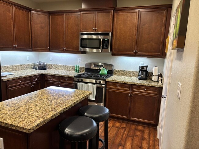 Building Photo - 520 Calle Vibrante