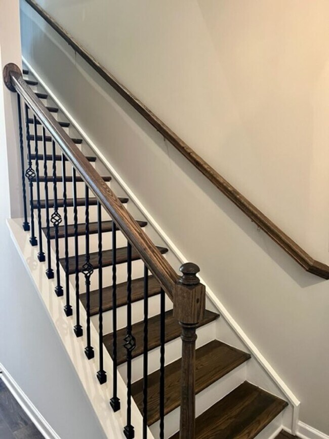 Building Photo - 3 Bed 2.5 Bath Townhome, Minutes from I-24 & The Avenue!