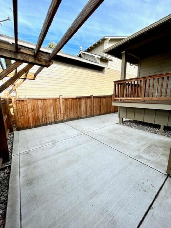 Building Photo - Great home in NE Bend!  New listing!