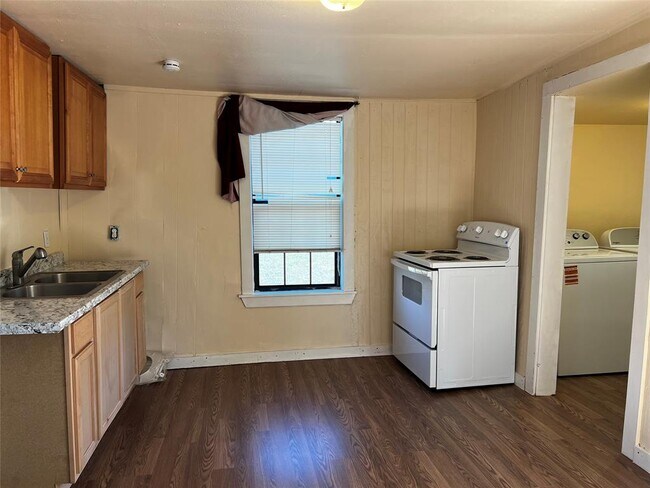 Building Photo - 102 E Carrie Manor St