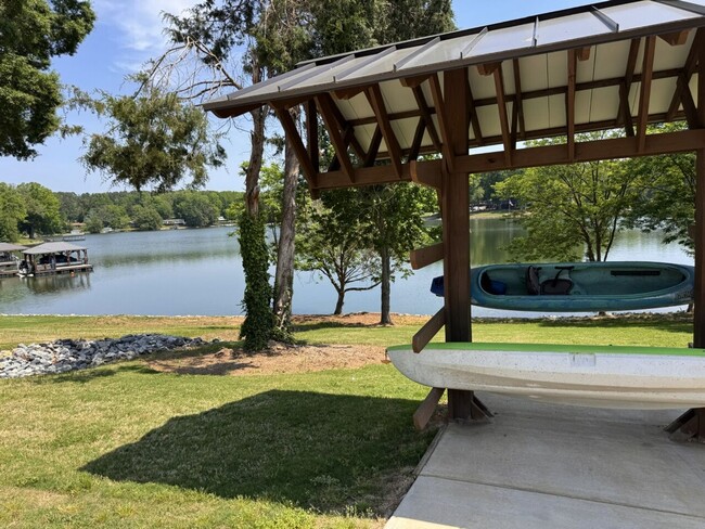Building Photo - Fully Furnished Water front Community