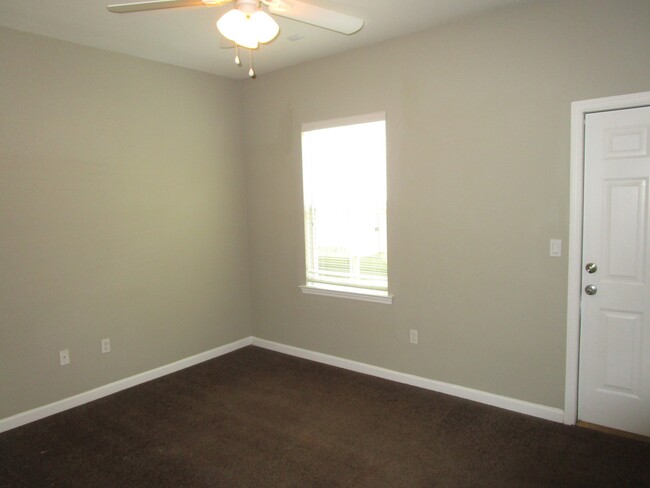 Building Photo - University Green 3 Bedroom 3 Bath Townhome