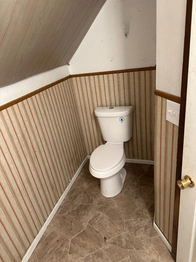 Building Photo - 208 1/2 E Avenue B - Unit 2