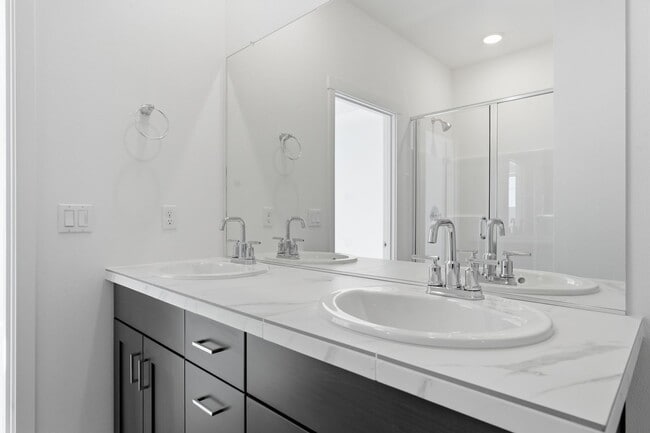 Building Photo - Modern Retreat in Reed’s Crossing