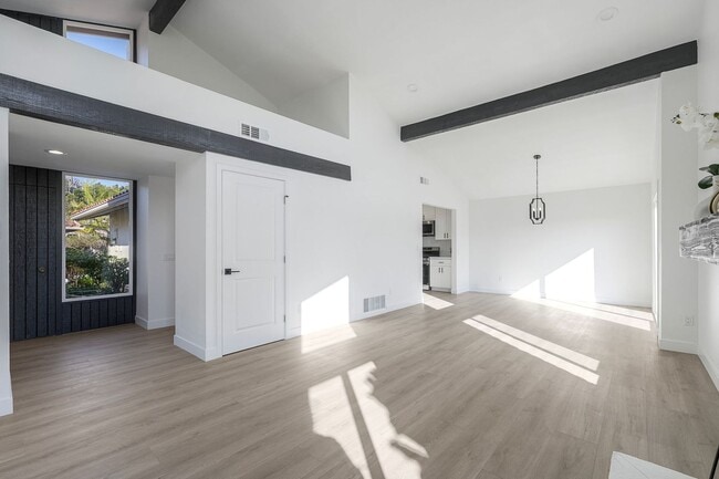 Building Photo - Beautifully remodeled single-story home in the heart of Solana Beach!