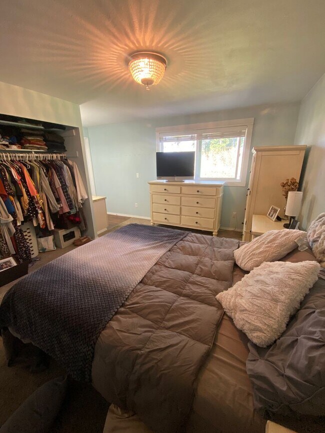 Building Photo - Beautifully Maintained 3 Bedroom 2 Bath Home with Garage and Fenced Yard! Pets Welcome!