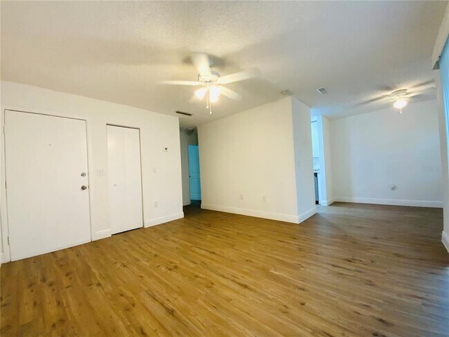 Building Photo - 305 Wellington Ct