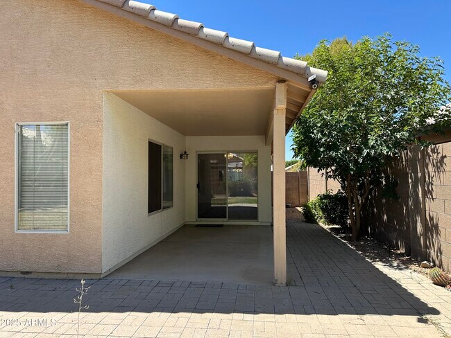 Building Photo - 2326 E Aire Libre Ave