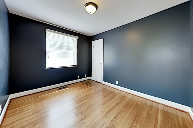Building Photo - 534 Whispering Hills Dr