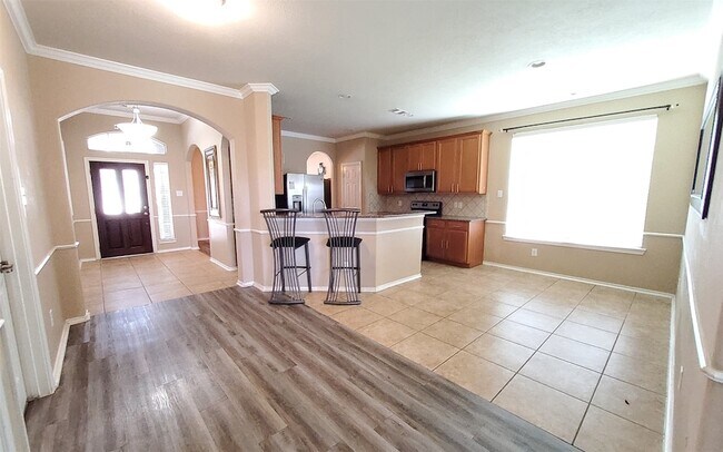 Building Photo - 25047 Lenora Dr