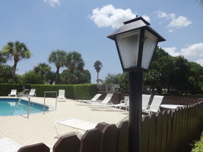 Building Photo - GREAT PRICE!  2BR/1.5 BATH - 2 month minimum rental