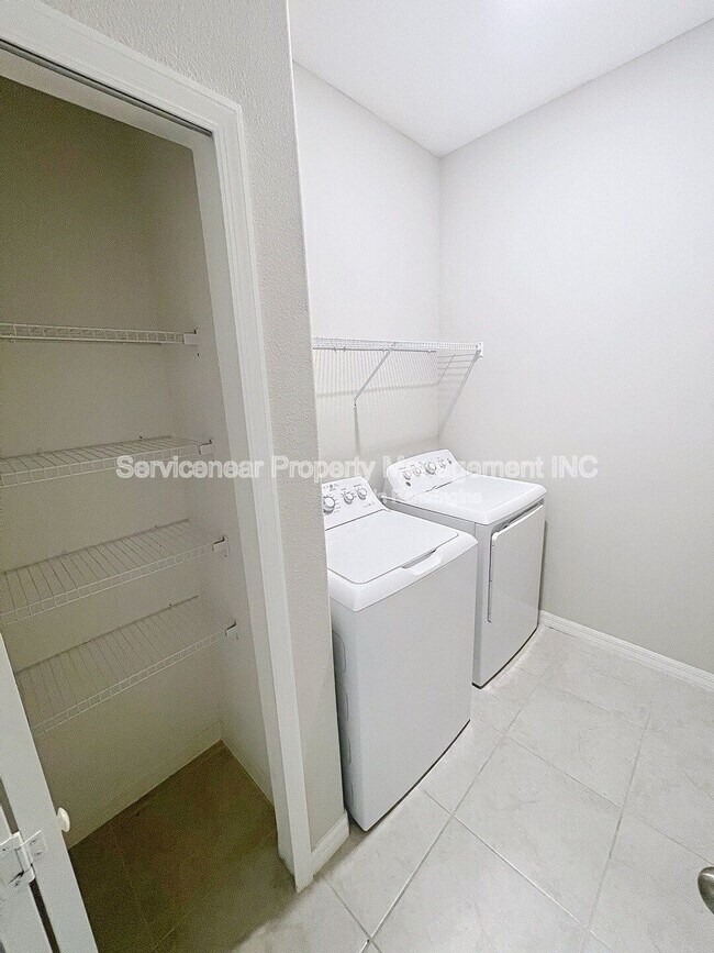 Building Photo - 734 Royal Empress Dr