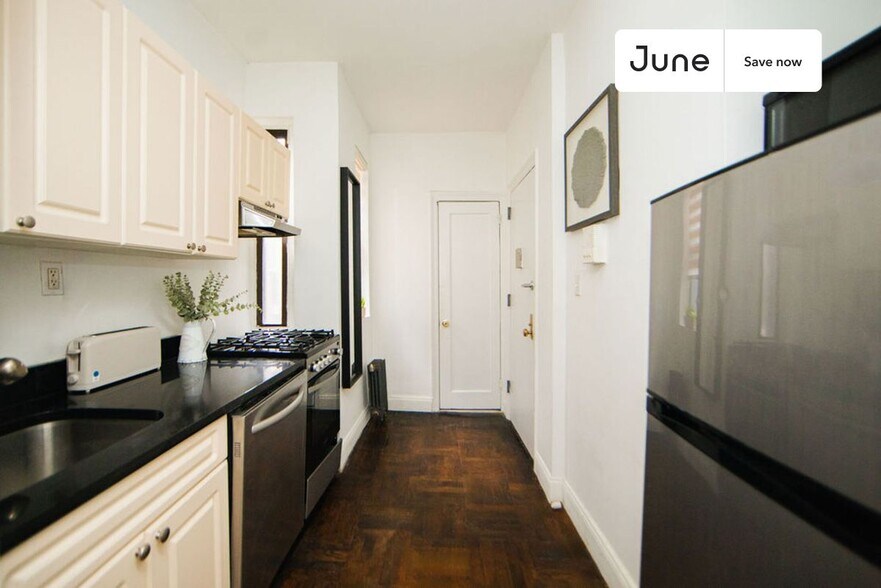 Building Photo - 715 E 5th St