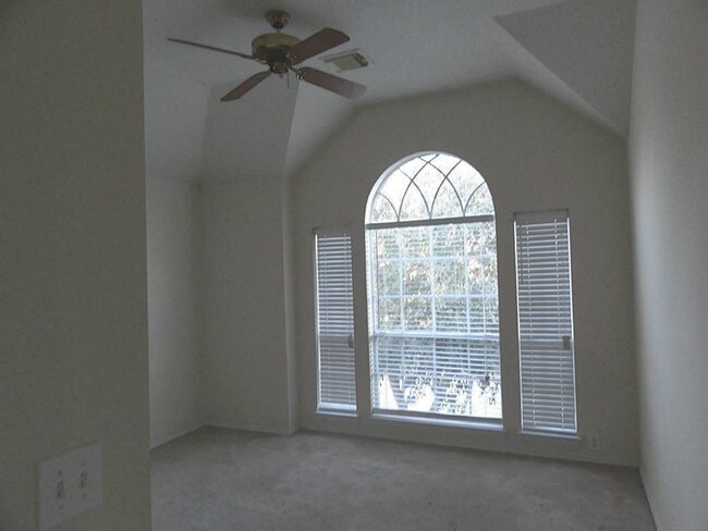 Building Photo - 323 Thorpe Springs Dr