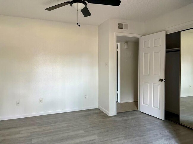 Building Photo - 1705 Crossing Pl