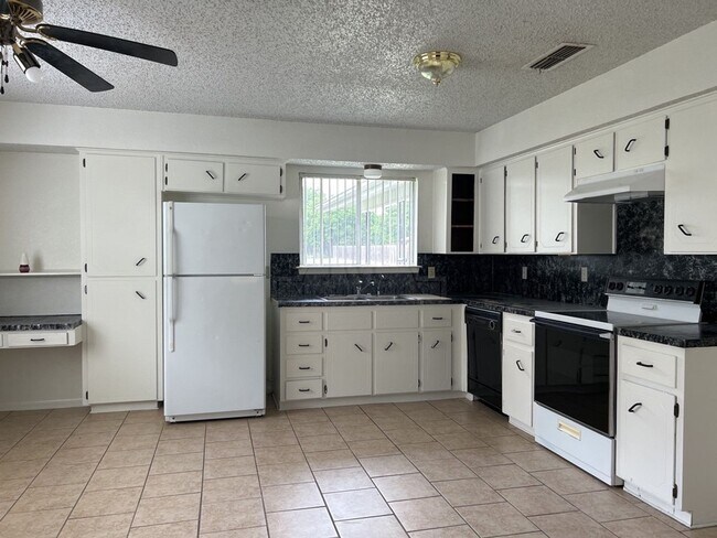 Building Photo - 2408 Carnation Dr
