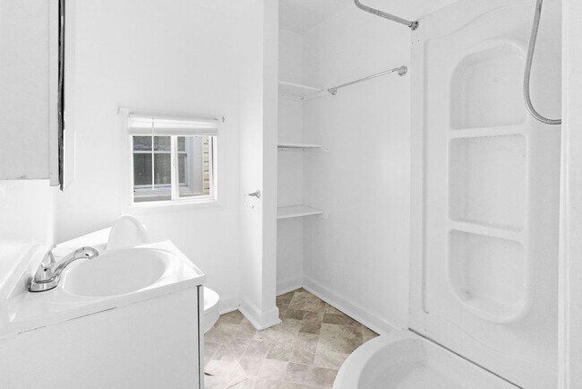 Building Photo - 3 Bed 2 bath Home For Rent in Newport News