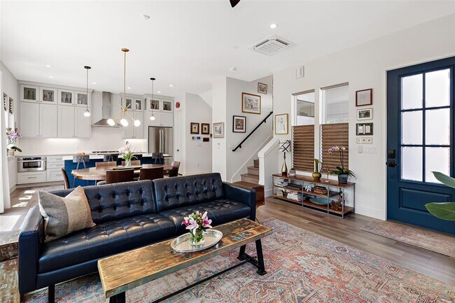 Building Photo - 1217 1/2 W 39th St