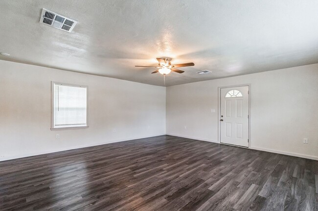 Building Photo - FOR LEASE 2/1  CORNER HOME