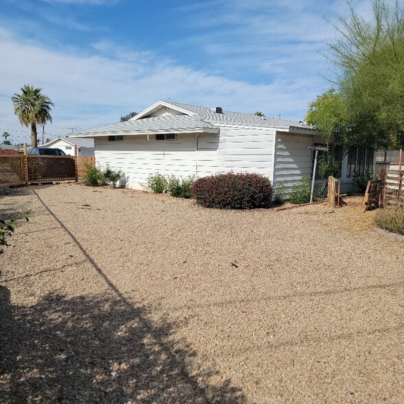 Building Photo - 10613 W El Rancho Dr