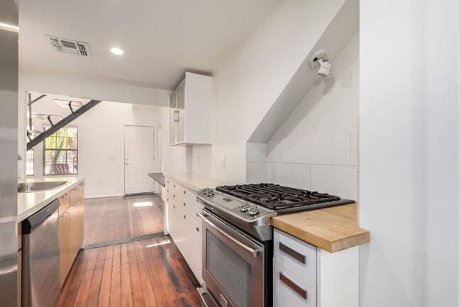 Building Photo - Gorgeous Loft near Roosevelt Row!