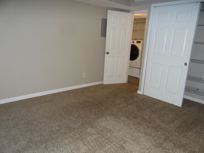 Building Photo - 1 bed 1 bath condo with 650 sf. with detached garage off Jewell and Sheridan