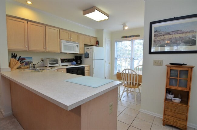 Building Photo - 3 BR, 2.5 BA Versailles Townhouse - Pet Fr...