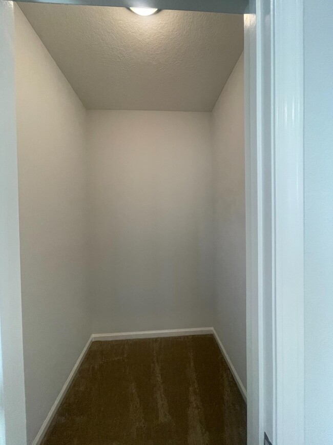 Building Photo - 34 Pinebury Ln