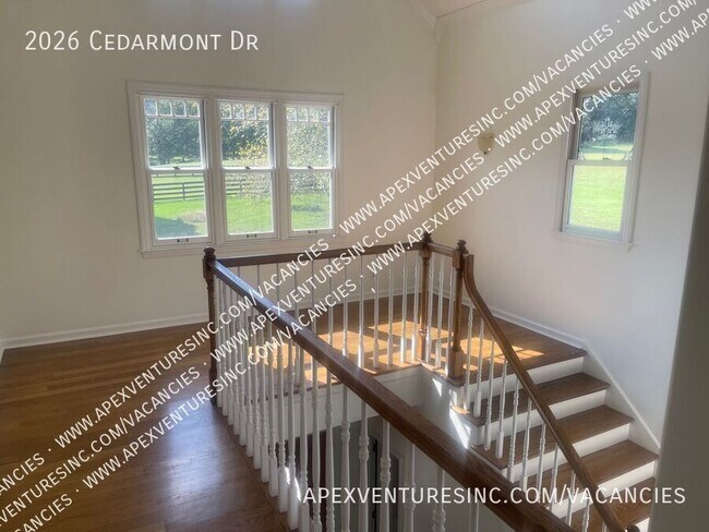 Building Photo - 2026 Cedarmont Dr