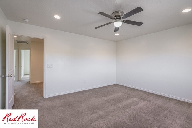 Building Photo - End Unit Fossil Hills Townhome with 3 Beds and 2.5 Baths