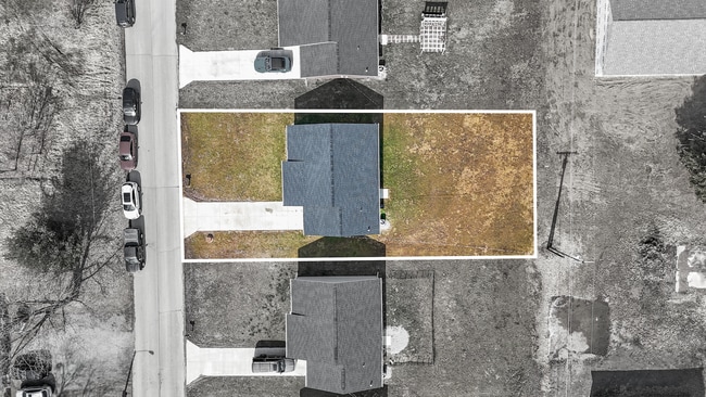 Building Photo - Introducing a charming 2-bedroom, 1-bathro...