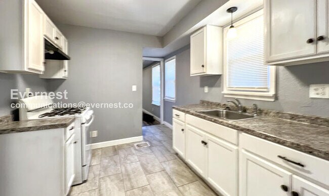 Building Photo - 1402 E 65th St