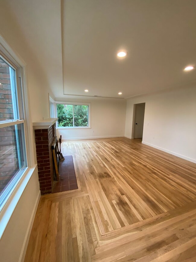 Building Photo - Remodeled Seattle Home on a corner lot, Av...