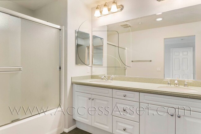 Building Photo - Beautiful 3 Bed/3.5 Bath Condo In Tustin!
