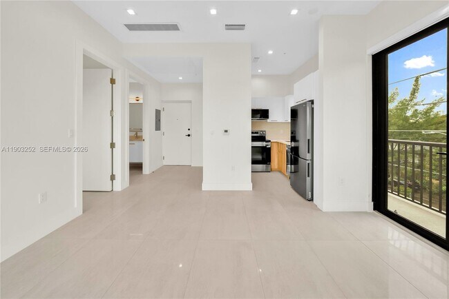 Building Photo - 530 SW 11th Ave