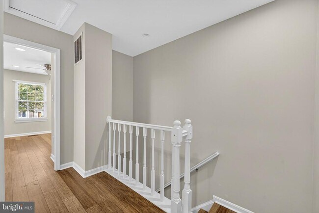 Building Photo - 8605 Western Oak Dr