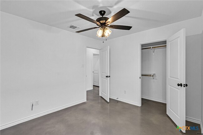 Building Photo - 907 Smoke Tree Ln