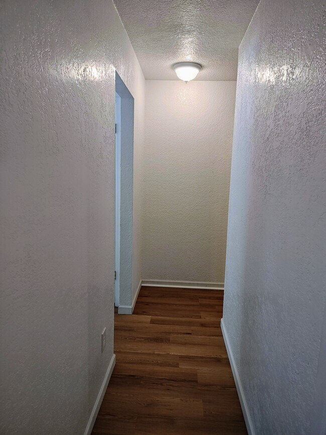 Building Photo - 1222 Royal Crest Dr