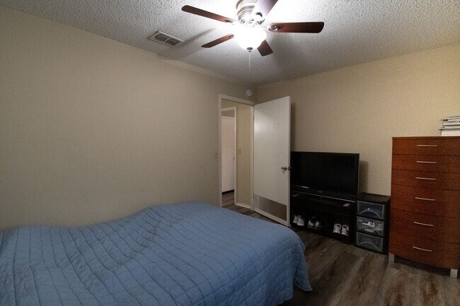 Building Photo - Windsor Park #313