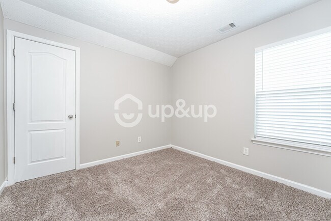 Building Photo - Fantastic 5bd/2.5ba home! Let yourself in!