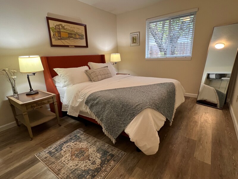 Building Photo - 376 Catron St N