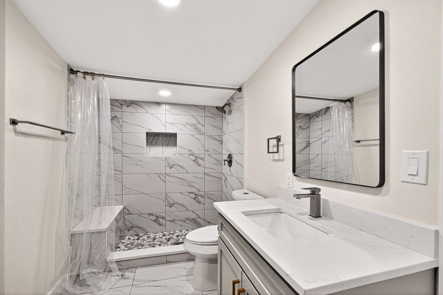 Building Photo - 631 E Mistletoe