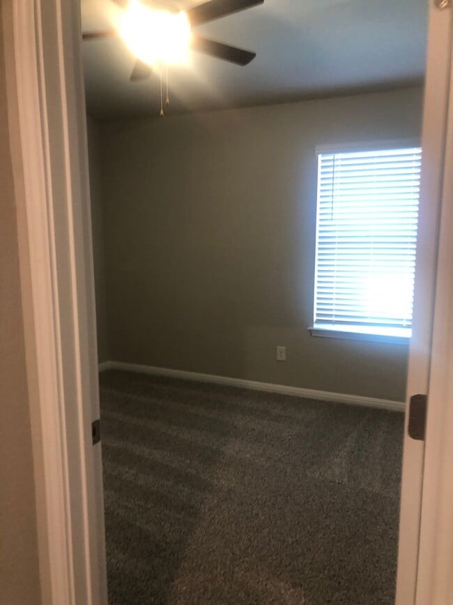 Building Photo - -=Available April 2026=-  4BR/2BA w/ Fenced Yard + Covered Parking in Hutto, TX