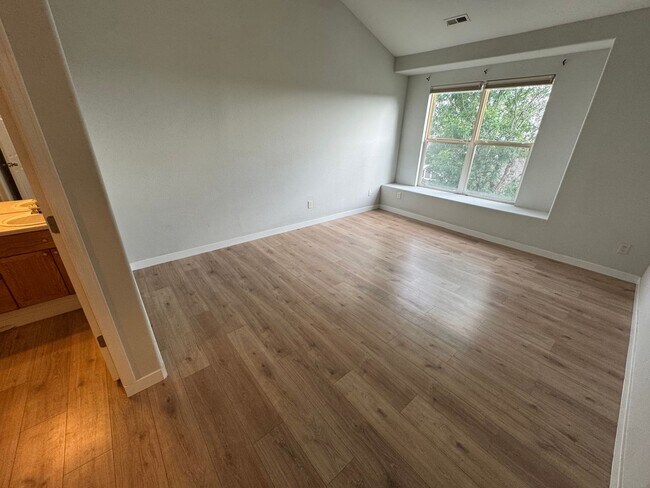 Building Photo - Spacious Condo in the Heart of Aurora
