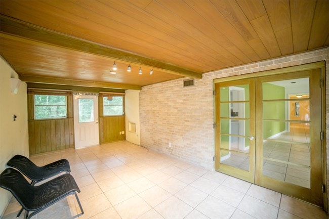 Building Photo - 2235 NW 5th Pl