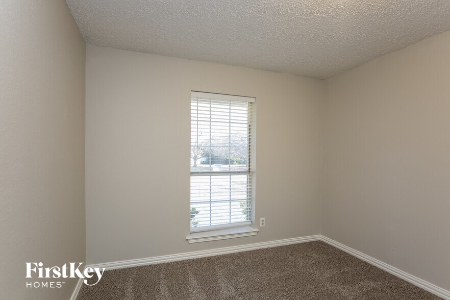 Building Photo - 805 Shadybrook Ln