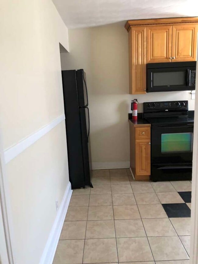 Building Photo - UPSTAIRS DUPLEX