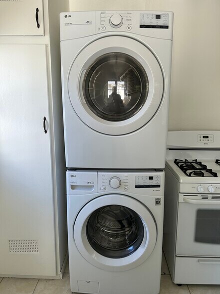 Building Photo - 11442 Riverside Dr