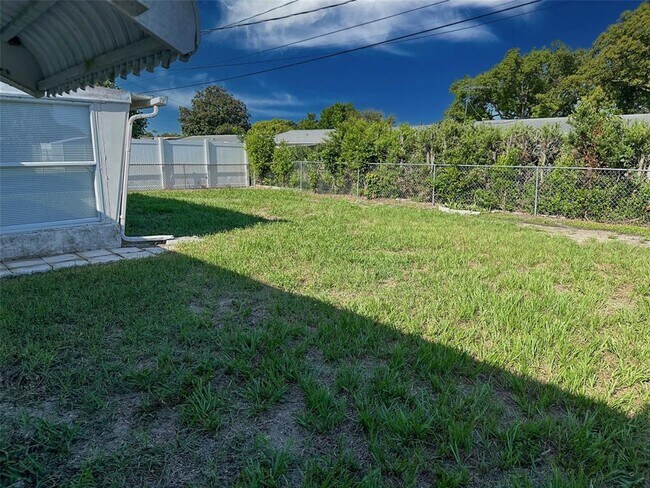 Building Photo - 3607 Cambridge St